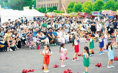 写真：ステージ発表を見学する大勢の来場者