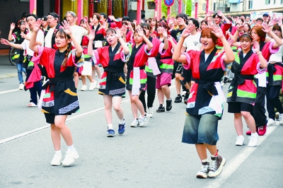 写真：総勢約５７０人が繰り出し「室蘭ばやし」と「北海盆唄」を踊った総参加市民おどり