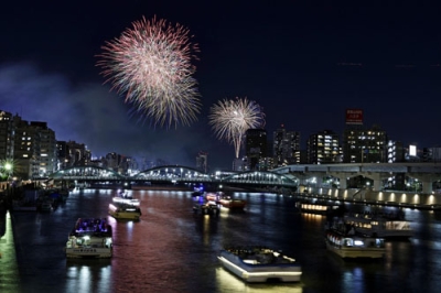 写真：東京・隅田川花火大会で打ち上げられた花火＝２６日夜（多重露光）