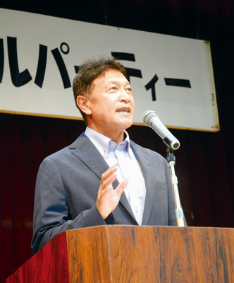 写真：ビールパーティーであいさつする戸田道議
