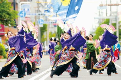 写真：息の合った演舞を披露する踊り手たち