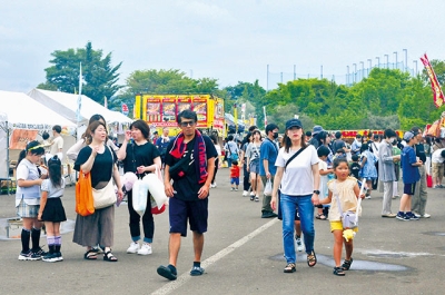 写真：多くの人出でにぎわう港ふれあい広場大露店街
