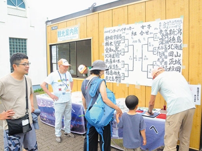 写真：インターハイ女子サッカーの組み合わせも掲示している観光案内所