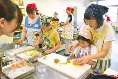 写真：協力して調理に取り組む親子