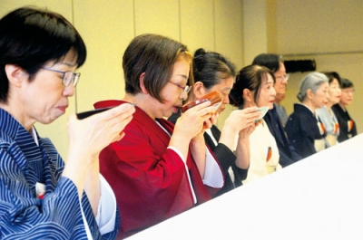 写真：港まつり協賛の茶会で夏の一服を味わう来場者