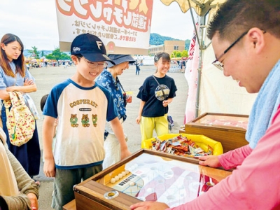 写真：港まつり会場でスマートボールを楽しむ子どもたち