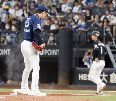 写真：１１回、ロッテ・藤原（右）に決勝の押し出し四球を与えた日本ハム・宮西＝エスコンフィールド