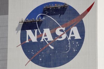 写真：米フロリダ州のケネディ宇宙センターの建物で塗り直されたＮＡＳＡのロゴ＝２０２０年５月（ＡＰ＝共同）