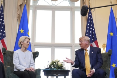 写真：会談するトランプ米大統領（右）とＥＵのフォンデアライエン欧州委員長＝２７日、英北部スコットランドのターンベリー（ＡＰ＝共同）