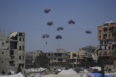 写真：２７日、ガザ北部で上空から投下される支援物資（ＡＰ＝共同）