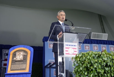 写真：アジア人で初めて米国野球殿堂入りし、表彰式典でスピーチするイチローさん＝２７日、ニューヨーク州クーパーズタウン（共同）