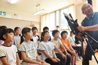 写真：画面に向かい豊浦町の魅力を発信する大岸小児童