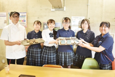 写真：コラボ商品をアピールする伊達開来高生と武田店長（左）