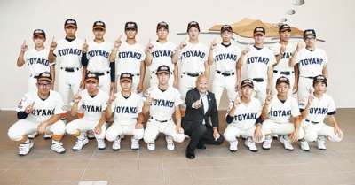 写真：下道町長に東日本での優勝を誓う洞爺湖リトルシニアの選手たち