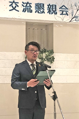 写真：交流懇親会であいさつする室蘭市ＰＴＡ連合会の春木会長
