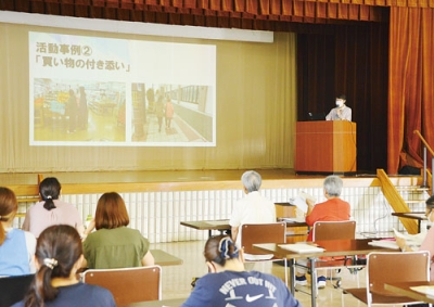 写真：チームオレンジの活動事例を紹介する千葉主幹
