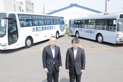写真：大和工業の社名などが入った都市間（左）、路線（右）のラッピングバス