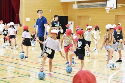 写真：フットサルの出前講座でボールの扱い方を学ぶ児童