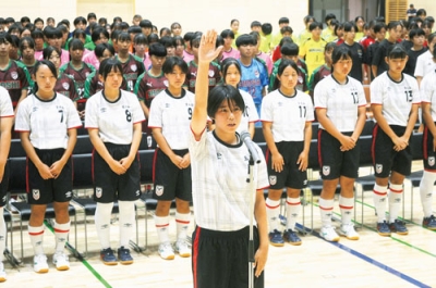 写真：開会式で選手宣誓する大谷室蘭の佐武主将