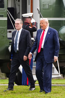 写真：ゴルフ場に到着したトランプ米大統領（右）とスターマー英首相＝２８日、英北部スコットランド・アバディーン近郊（ゲッティ＝共同）