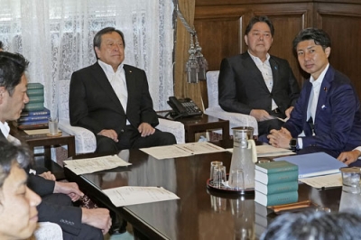写真：衆院の議院運営委員会理事会に臨む林官房長官（右から２人目）＝２９日午前、国会