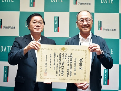 写真：献血への協力に対する厚労相の感謝状を受け取る舘崎理事長（右）