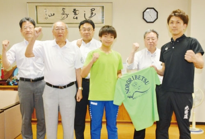 写真：全国大会出場を決めた吉田選手（前列中央）ら