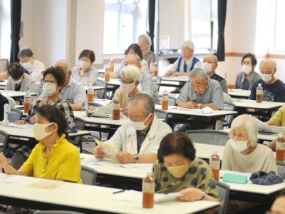 写真：講師の話に耳を傾ける市老ク連の会員ら