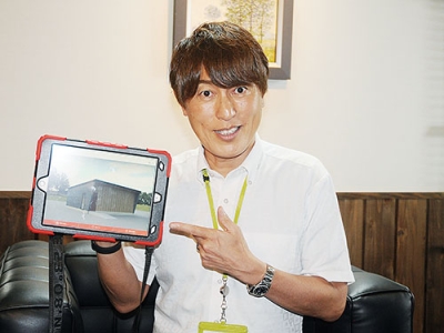 写真：導入したアプリについて説明する内池社長