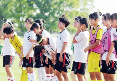 写真：作陽学園に敗れ、肩を落とす大谷室蘭イレブン＝日鋼室蘭スポーツパーク
