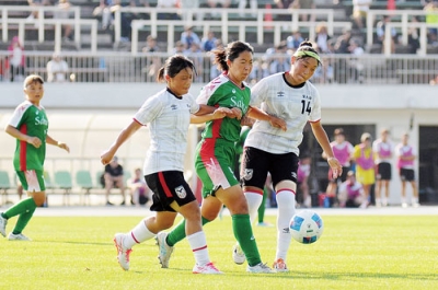 写真：【大谷室蘭－作陽学園】中盤で競り合う大谷室蘭の選手たち＝日鋼室蘭スポーツパーク