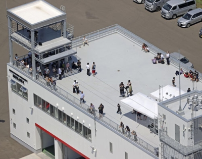 写真：むかわ町で消防署の屋上に避難した人たち＝３０日午前１１時１６分（共同通信社ヘリから）