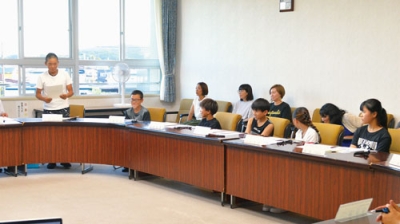写真：姉妹都市への出発を前に抱負を語る子どもたち