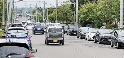 写真：避難する車で混雑する道路＝３０日午前１０時半ごろ、室蘭市八丁平（画像の一部は加工しています）