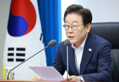 写真：３０日、会議で発言する韓国の李在明大統領＝ソウル（聯合＝共同）