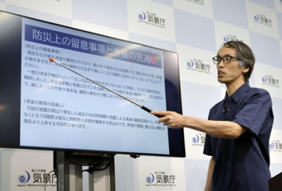 写真：津波注意報の一部解除などについて説明する気象庁の担当者＝３１日午前、気象庁