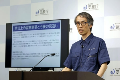 写真：津波についての今後の見通しを説明する気象庁の担当者＝３１日午前、気象庁