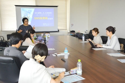 写真：最近の求職者の傾向について解説する奥野さん