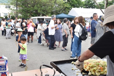 写真：昼食を求めて列をつくる来場者