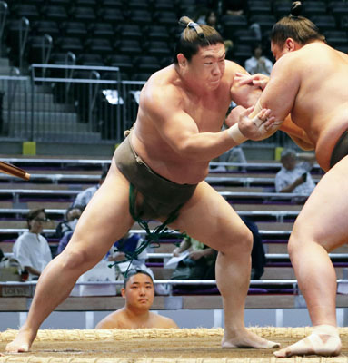 写真：大相撲名古屋場所で相撲を取る、三段目の若隆元＝ＩＧアリーナ