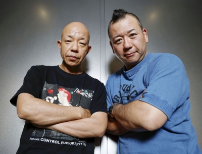 写真：「バイきんぐ」の小峠英二（左）と西村瑞樹＝東京都品川区