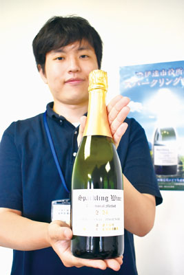 写真：昨年収穫した醸造用ブドウ果汁を使ったスパークリングワイン