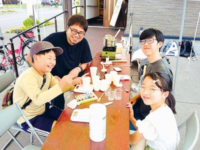 写真：笑顔でキャンドル作りを楽しむ子どもたち（提供写真）