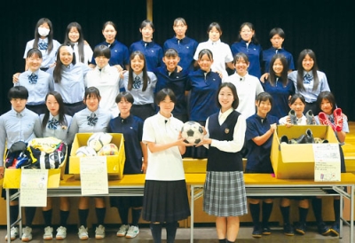 写真：サッカー用具を贈った大谷室蘭女子サッカー部の部員たちと呼びかけた海星学院高校の神山さん（右）