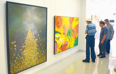 写真：来館者を楽しませる「全道展」室蘭地区作家展