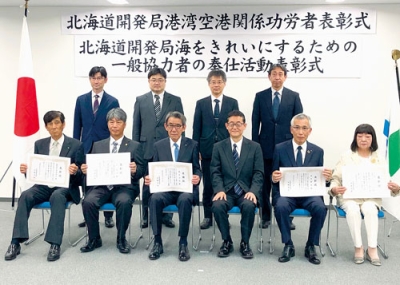 写真：表彰を受けた栗林社長（前列左端）ら（提供写真）