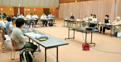 写真：再開した整備検討委。最終的な結論は出ず、判断を市教委に委ね解散した