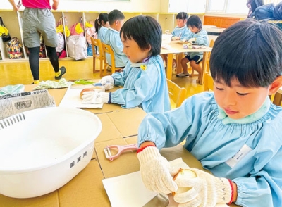 写真：カレーライスの下準備をする園児たち