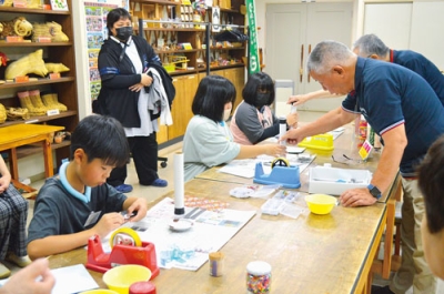 写真：オリジナルの万華鏡を作る子どもたち