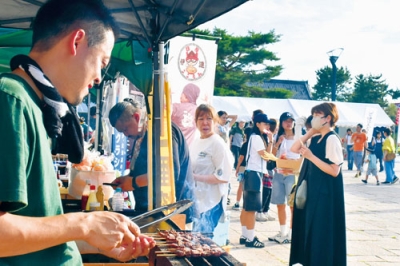 写真：来場者でにぎわうカルチャーセンター前広場